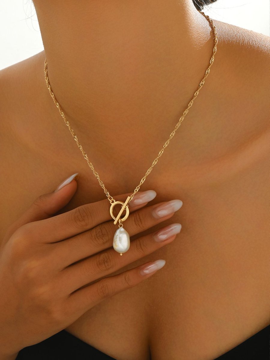 Elegant Gold-Tone Pearl Pendant Necklace
